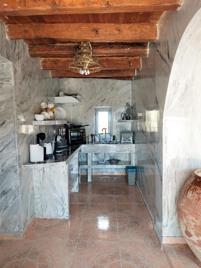 Lakena Traditional House Menetai Exterior photo
